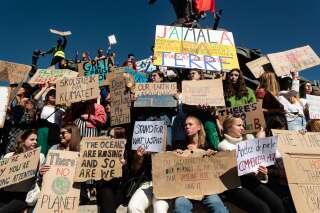 Des dizaines de jeunes mobilisés pour le climat avec des slogans sur l'urgence climatique, le 20 septembre 2019 à Paris dans le cadre de la journée de grève mondiale pour le climat et du mouvement initié par Greta Thunberg. (Photo by Samuel Boivin/NurPhoto via Getty Images)