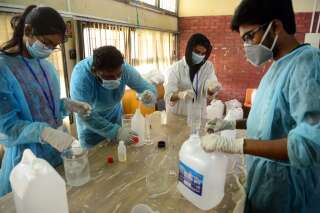 Des étudiants à Dhaka, au Bangladesh, fabriquent du gel hydroalcoolique pour lutter contre le coronavirus, le 24 mars 2020.