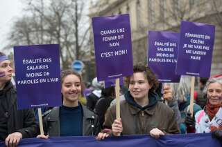 Femmes portant des pancartes féministes 