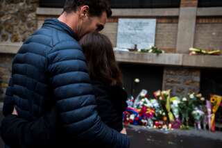 Hommage aux victimes des attentats du 13 novembre 2015, recueillement devant le restaurant La Belle Equipe et la plaque commémorative le 13 novembre 2016, Paris, France.