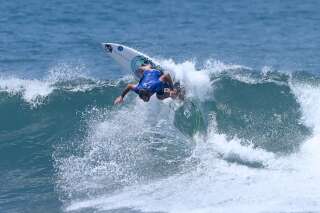 Le Français Joan Duru surfant à El Tunco au Salvador lors des Mondiaux de surf, le 6 juin 2021.