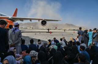 Les vols civils et militaires suspendus à l'aéroport de Kaboul en plein chaos  (Photo by Wakil Kohsar / AFP)