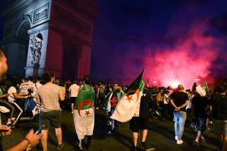 Des supporters algériens fêtent près de l'Arc de Triomphe à Paris la victoire de leur équipe  quart de finale contre la Côte d'Ivoire le 11 juillet 2019.