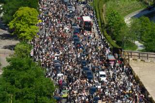 Des manifestants bloquant la route non loin de l'ambassade des États-Unis à Londres, le 31 mai 2020, pour protester contre la mort de George Floyd.