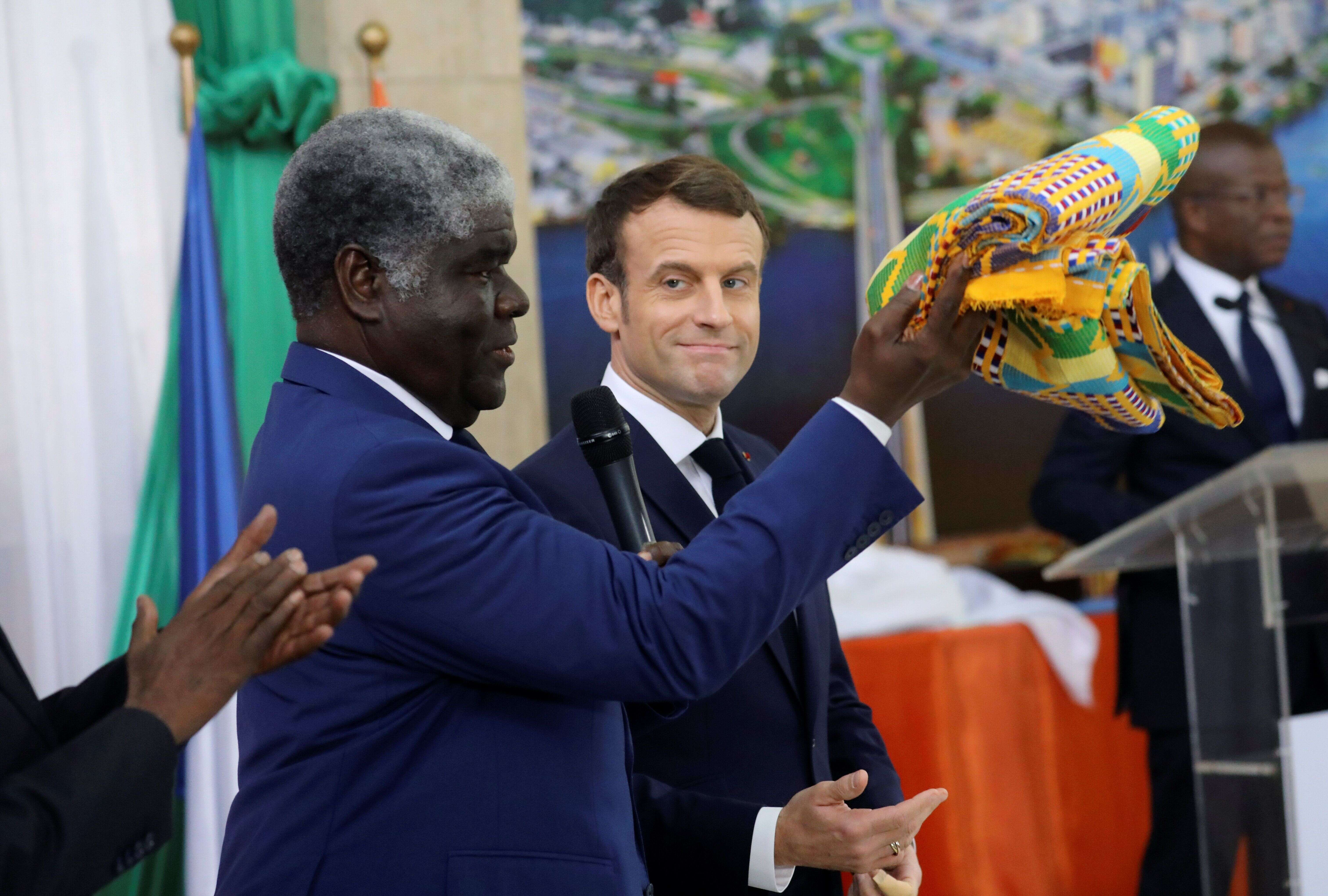 Le jour de ses 42 ans, Emmanuel Macron a été fait chef traditionnel en Côte d'Ivoire. Il peut désormais être appelé N’djekouale.