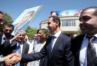 Le président syrien  Bachar Al-Assad, le 26 mai 2021, à côté du bureau de vote de Douma (Syrie)