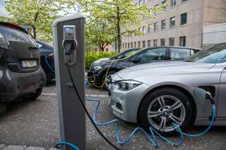 Une voiture électrique en cours de rechargement à Oslo, en Norvège.