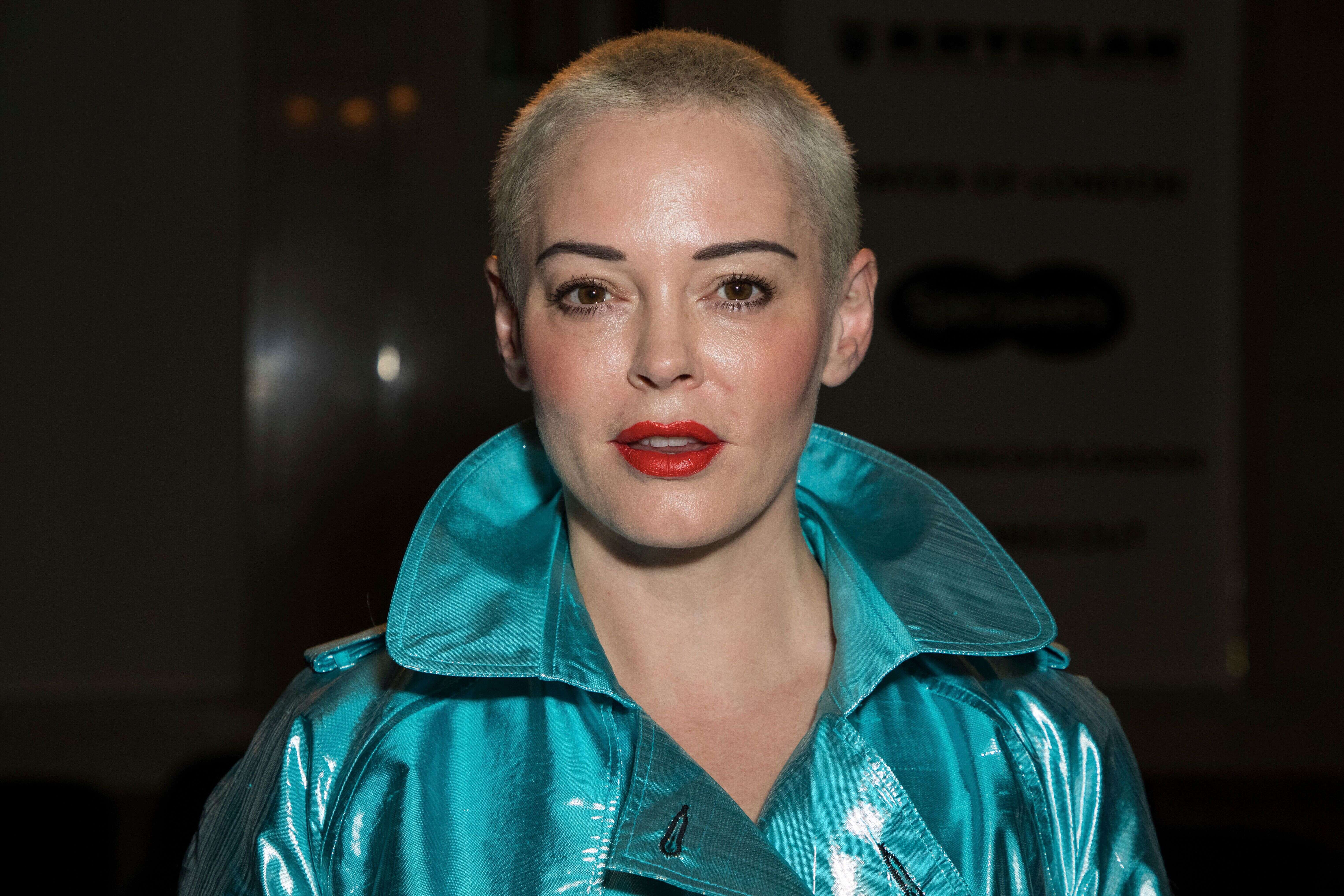 Rose McGowan, ici lors de la Semaine de la mode à Londres le 14 septembre 2018, attaque Harvey Weinstein en justice.