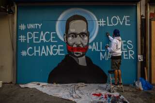 L'artiste Celos rend hommage à George Floyd sur les murs de Los Angeles, le 30 mai 2020