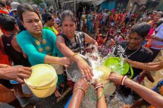 Des gens remplissant des récipients d'eau, à Kolkata, en Inde le 16 avril 2022