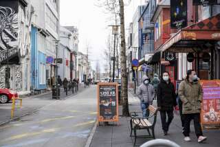 <i>Des touristes dans les rues de Reykjavik, la capitale islandaise, le 3 avril. Les autorités ont interdit les rassemblements de plus de 20 personnes et fermé certains établissements, mais elles n’ont pas décrété le confinement total.</i>