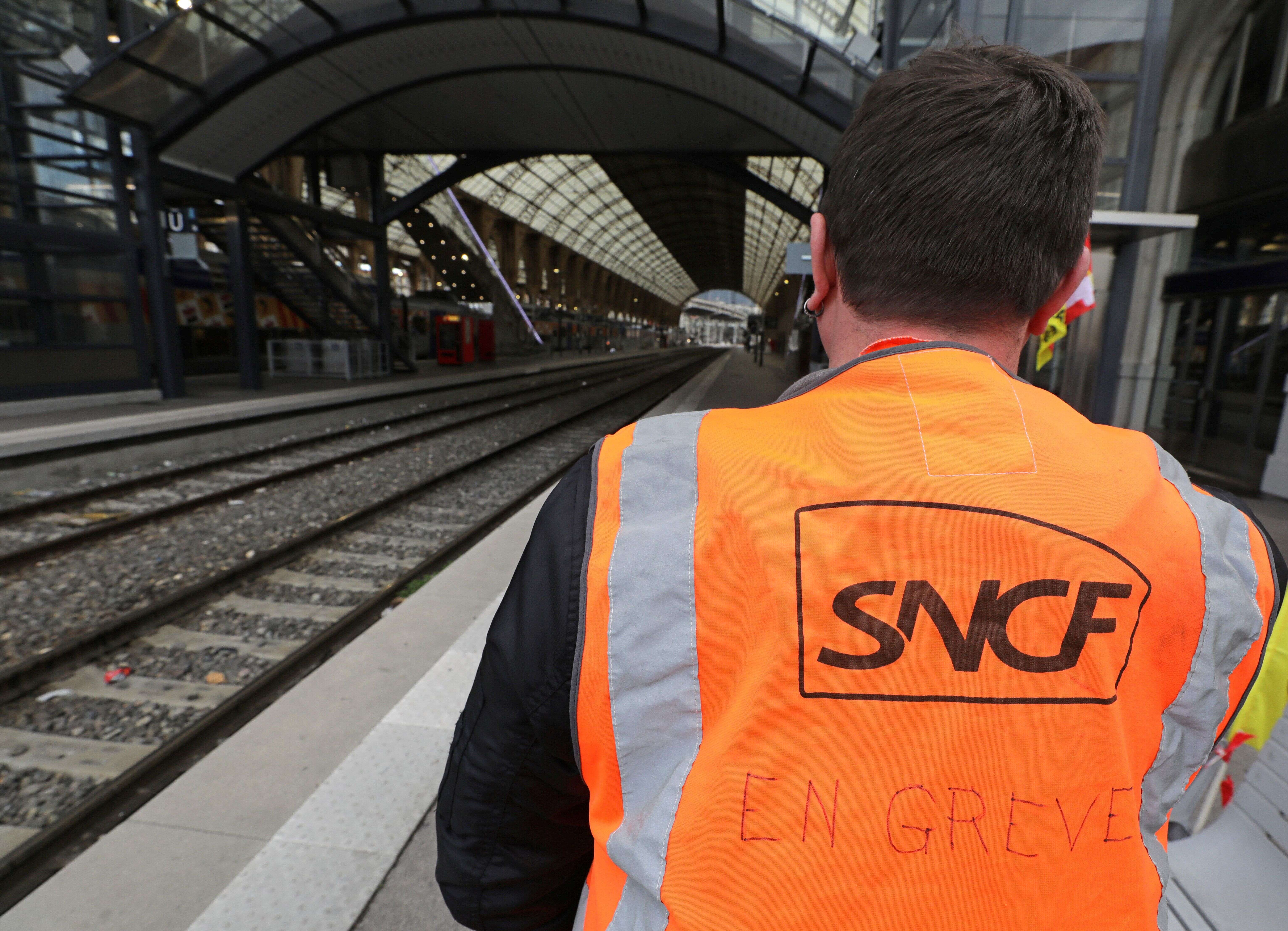 En pleine grève à la SNCF, des syndicats accusent la direction de 