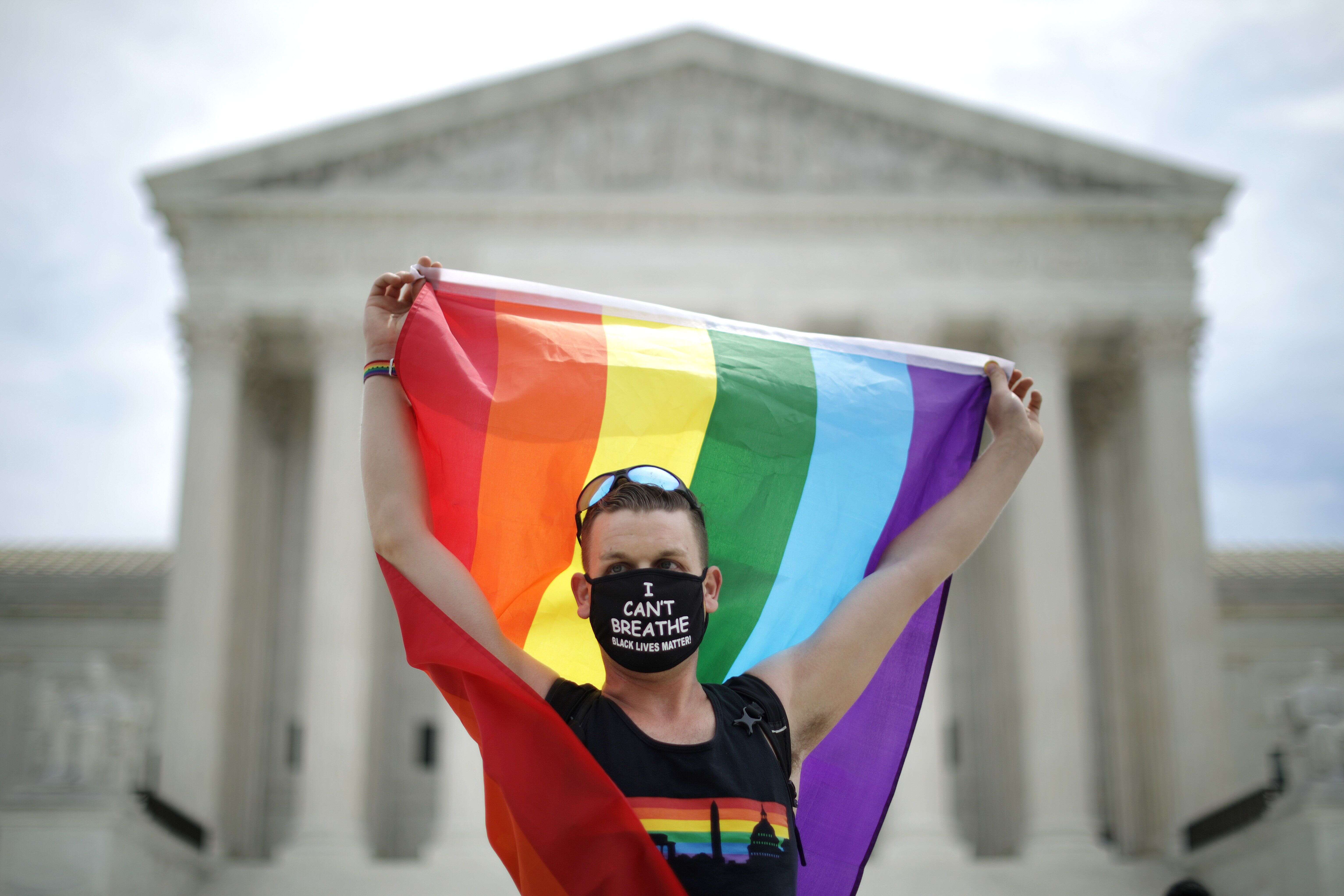 Ce lundi 15 juin, la Cour suprême des États-Unis a étendu la protection contre les discriminations au travail aux personnes transgenres et aux homosexuels.