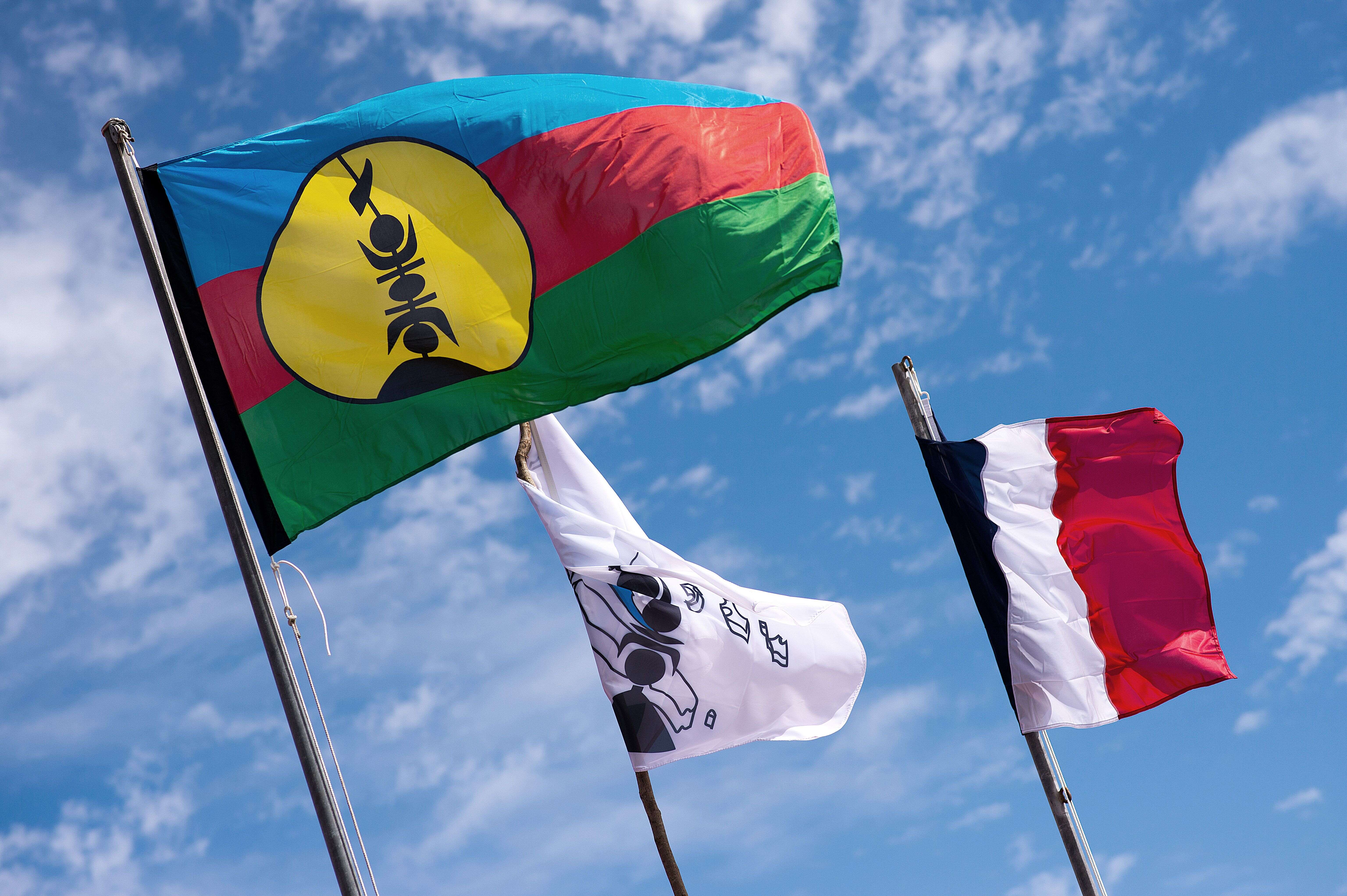 Six mois après le rejet de l'indépendance, la Nouvelle-Calédonie et la France doivent s'accorder sur un nouveau statut pour la collectivité située en Océanie.