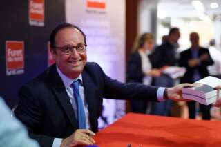 François Hollande signant son livre 