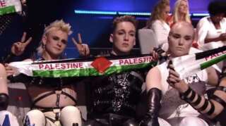 Le groupe islandais Hatari a sorti un drapeau palestinien devant la caméra de l'Eurovision, le 18 mai à Tel-Aviv.