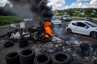 Drivers turn around at a barricade blocking the road leading to the airport after unrest triggered by COVID-19 curbs, which have already rocked the nearby island of Guadeloupe, in Fort-De-France, Martinique November 24, 2021.  REUTERS/Ricardo Arduengo