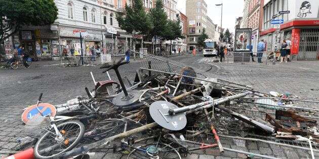 Violences au G20: la presse allemande fait porter le chapeau à Angela Merkel (Photos: un amas de débris dans les rues de Hambourg, samedi 8 juillet 2017, au lendemain de violents affrontements)