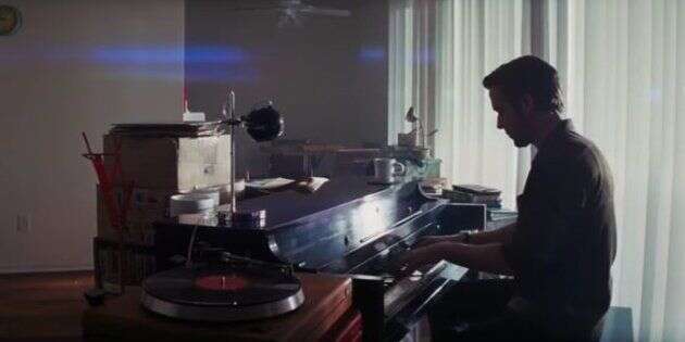 Ryan Gosling jouant du piano.