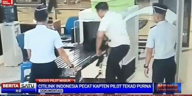 Incapable d'articuler et titubant, un pilote indonésien est débarqué d'avion