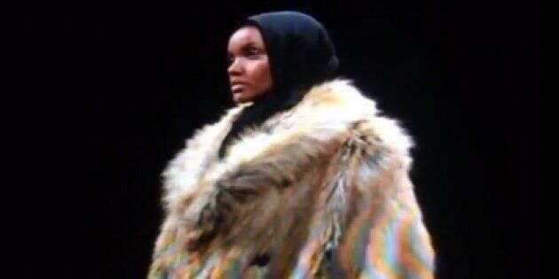 La mannequin américano-somalienne Halima Aden défile lors de la cinquième édition de