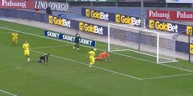 Le capitaine du Chievo Vérone a totalement manqué sa remise en direction de son gardien. Encore à terre après un arrêt, ce dernier n'a pu que regarder le ballon pénétrer dans son but.