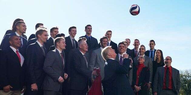 Donald Trump s'est essayé au volleyball à la Maison Blanche ce 17 novembre 2017.