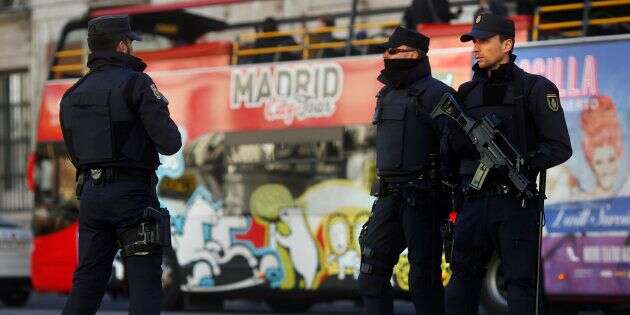 Des policiers patrouillant à la Puerta del Sol à Madrid en 2015.