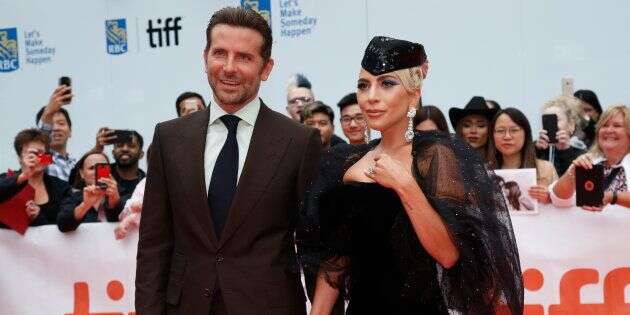 Bradley Cooper pose ave Lady Gaga à la premiere de A Star is Born à Toronto.