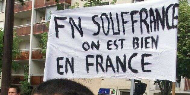 Des lycéens manifestant contre la présence de Jean-Marie Le Pen au second tour de la présidentielle en scandant les paroles d'un titre du groupe Noir Désir.