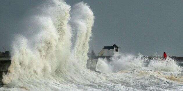 D'énormes vagues s'abattent sur le port de Lesconil, en Bretagne, le 3 février.