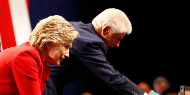 Hillary Clinton et Bill Clinton. REUTERS/Brian Snyder