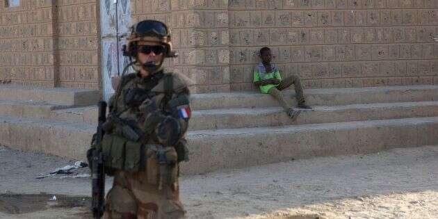 Un soldat français participant à l'opération Barkhane patrouille à Tombouctou, au Mali, en novembre 2014