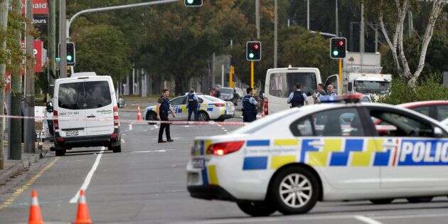 L'attaque de deux mosquées en Nouvelle-Zélande fait plusieurs morts, quatre personnes interpellées .