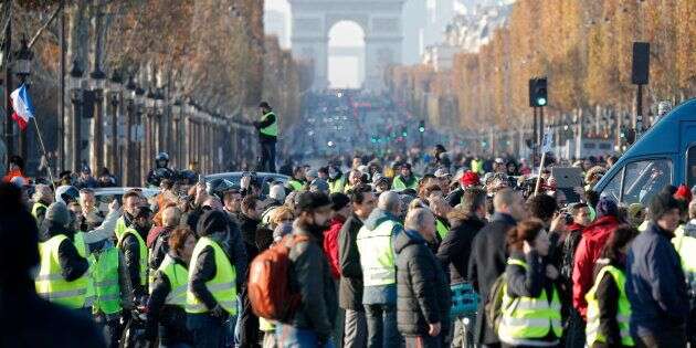 Les gilets jaunes vont-ils boycotter le Champ-de-Mars pour marcher vers l'Élysée? (Photo: la première manifestation des gilets jaunes à Paris, sur les Champs-Elysées, le samedi 17 novembre 2018)