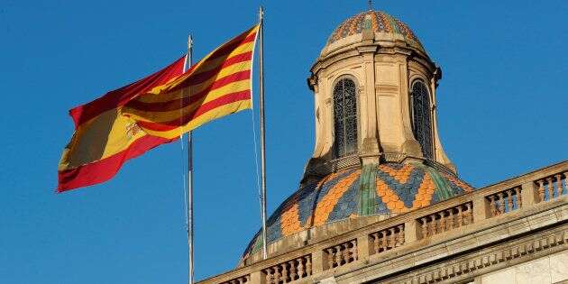 Les drapeaux espagnol et catalan flottent au-dessus du Palais de la Généralité de Catalogne, à Barcelone.