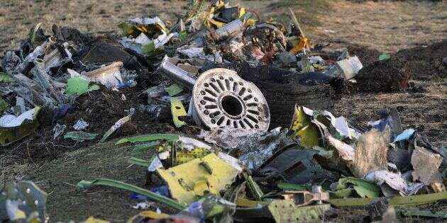 Des débris de l'avion d'Ethiopian Airlines qui s'est écrasé en Éthiopie à une soixantaine de kilomètres d'Addis-Abeba le 10 mars 2019.