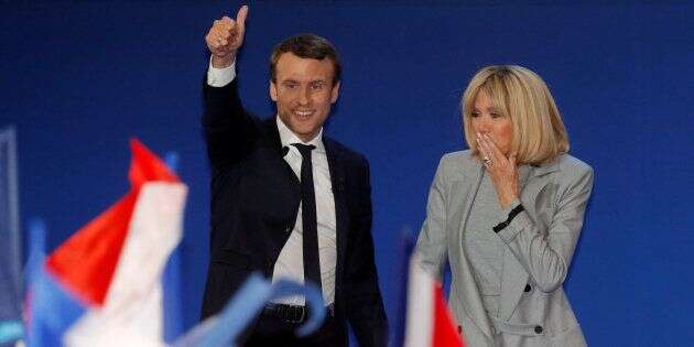 Brigitte Macron a 24 ans de plus qu'Emmanuel Macron, mais pourquoi cela pose encore problème? (Emmanuel et Brigitte Macron, le soir du premier tour, le 23 avril 2017)