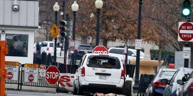 Un véhicule heurte une barrière de sécurité devant la Maison Blanche.
