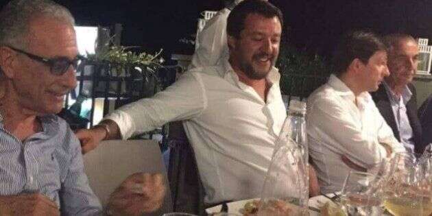 Les photos de Salvini en pleine fête après l'effondrement du pont à Gênes passent très mal.