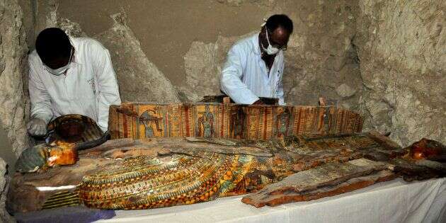 Les membres d'un équipe archéologues ont découvert huit momies dans une tombe vieille de 3500 ans près de la ville de Louxor en Egypte.