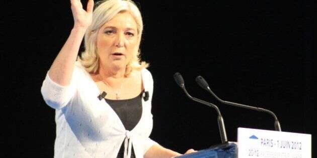 description 1 Photo de Marine Le Pen à la tribune d'un meeting organisé le 1er juin 2012 à Paris, dans le cadre de la campagne législative  ...