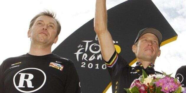 Johan Bruyneel (à g.) et Lance Armstrong (à d.) sur le podium du Tour de France 2010.