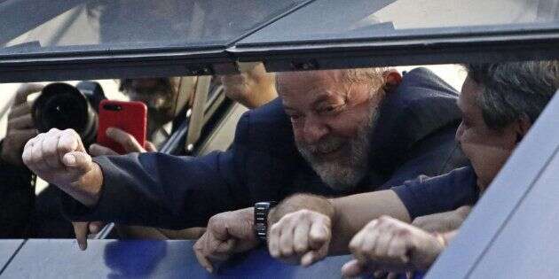 Brésil: Lula, condamné à la prison, refuse de se rendre aux autorités