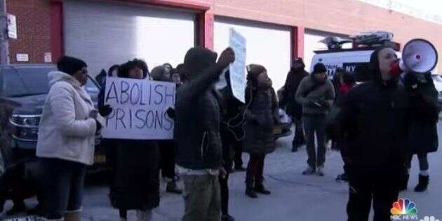 Manifestants portestant devant le Metropolitan Detention Center à Brooklyn