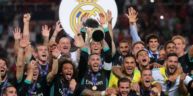 Les joueurs du Real Madrid soulèvent le trophée après leur victoire contre Manchester United en finale de la Supercoupe d'Europe, le 8 août à Skopje, en Macédoine.