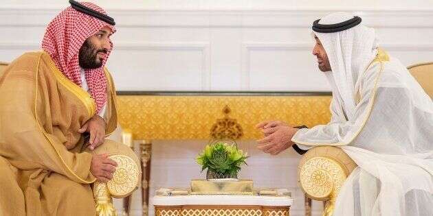 Mohammed ben Salmane al-Saoud rencontre le prince héritier d'Abu Dhabi Mohammed ben Zayed al-Nahyan à Abu Dhabi, aux Emirats arabes unis, le 22 novembre 2018.