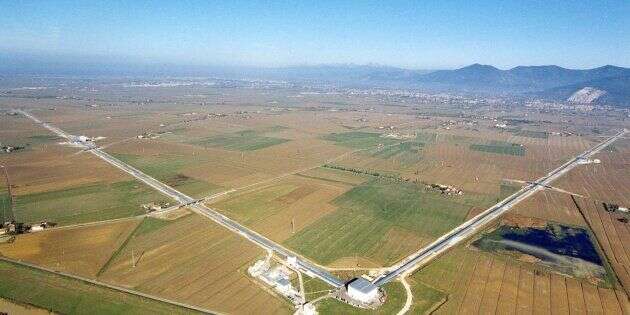 Vue aérienne de l'immense appareil de détection européen des ondes gravitationnelles VIRGO à Cascina près de Pise en Italie. Chaque bras mesure 3 kilomètres.
