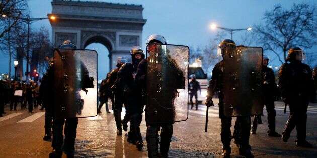 Des forces de l'ordre sur les Champs-Élysees lors de la manifestation des gilets jaunes le samedi 29 décembre.