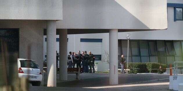 Des policiers à l'intérieur du lycée Alexis de Tocqueville à Grasse le 16 mars 2017.